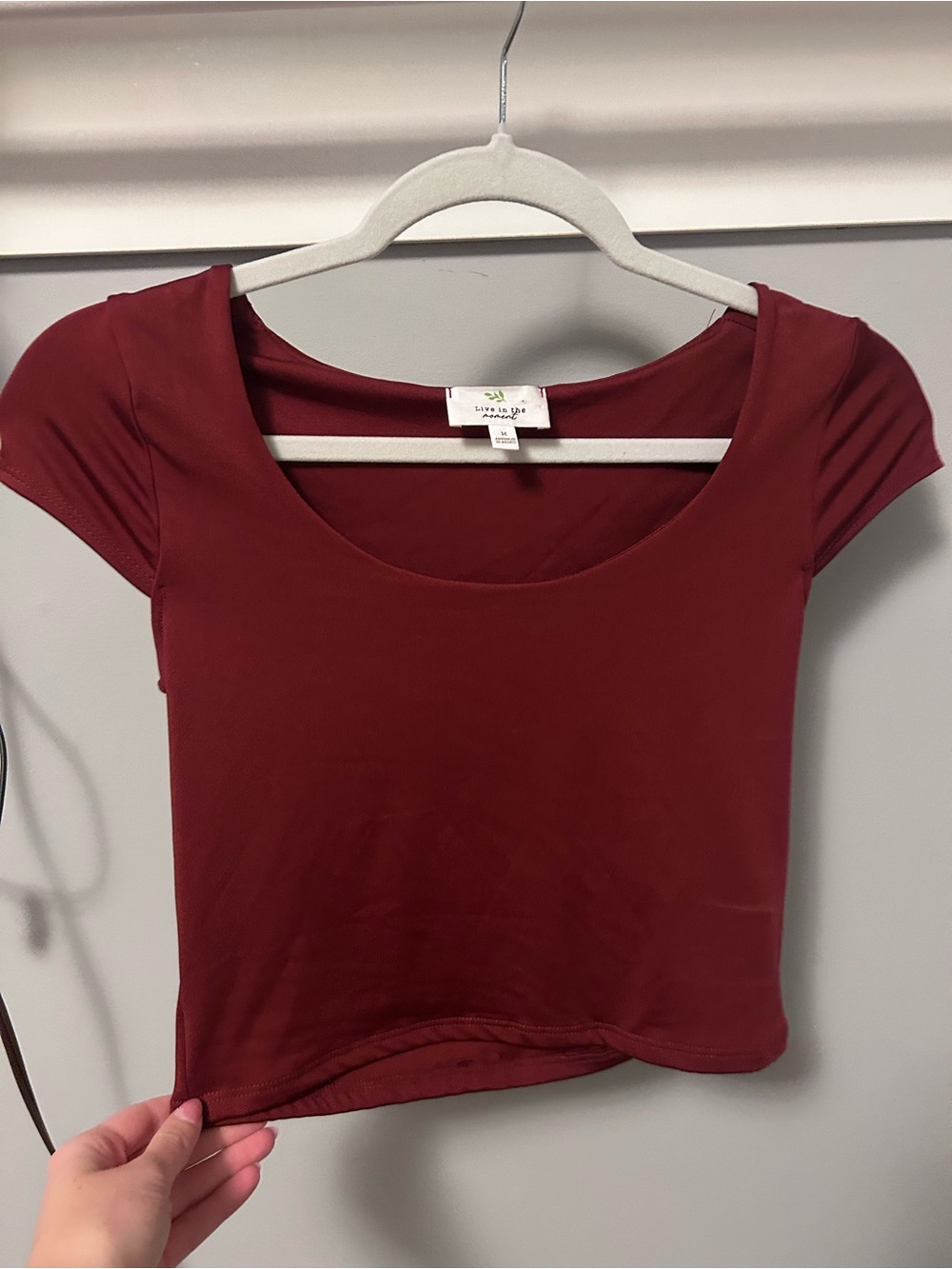 Live in the moment Women's Scoop Neck Crop Top - Wine